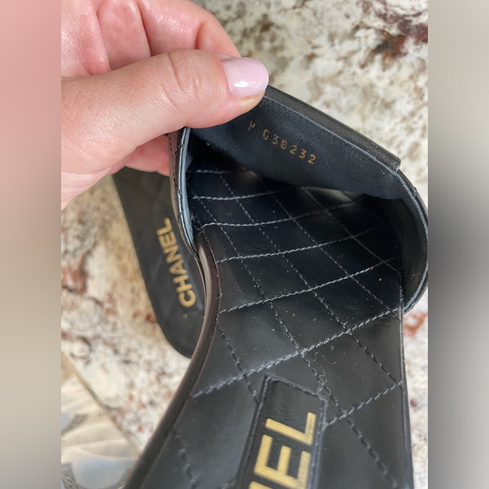 Chanel Turnlock Quilted Black Slides - Size EU 39 / US 8 - Excellent condition - Picture 13 of 16